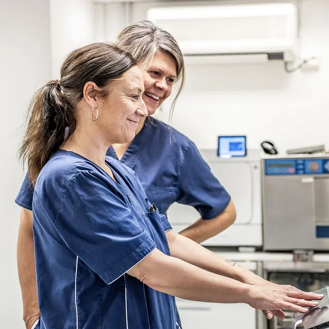 Tannleger som jobber på klinikk