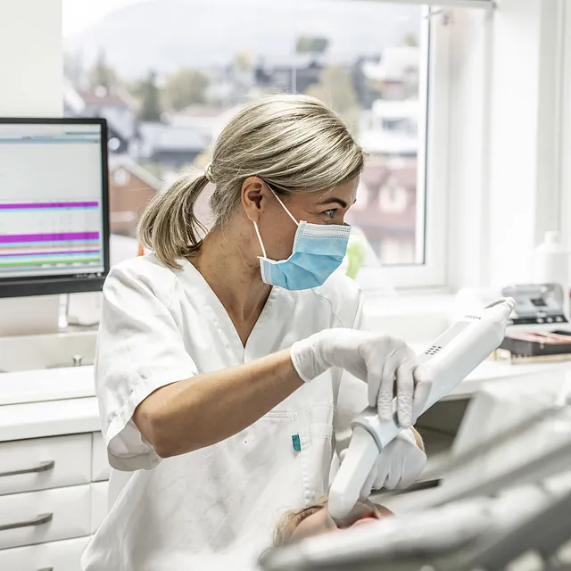 Tannleger som jobber på klinikk