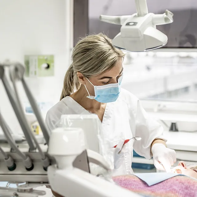 Tannleger som jobber på klinikk